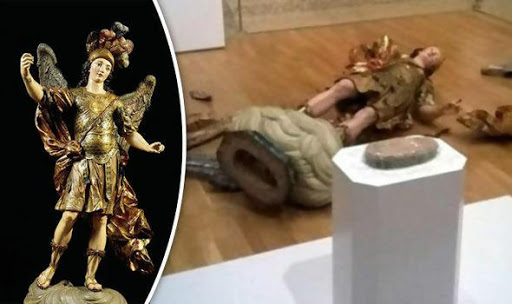 25 Times Tourists Decided To Do the Most Stupid Things!