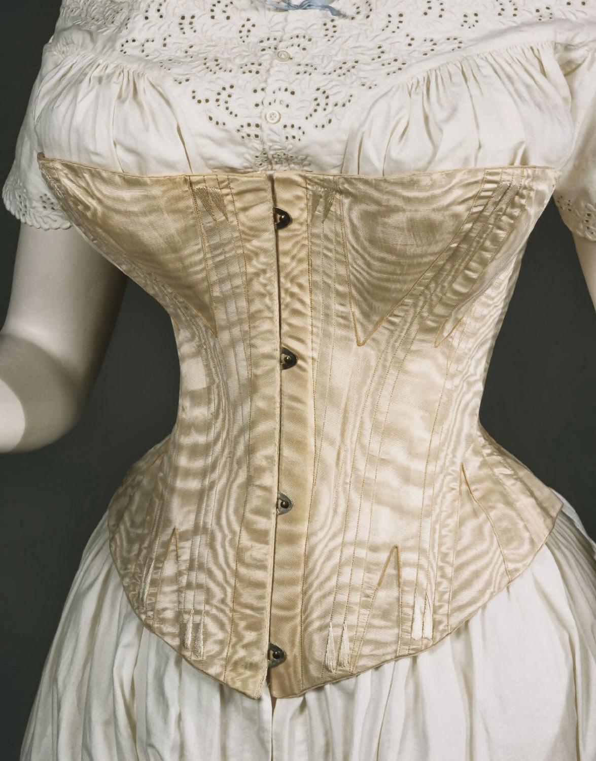 17 Weird Fashion Ideas From The Past That You’d Agree Are Totally Dumb