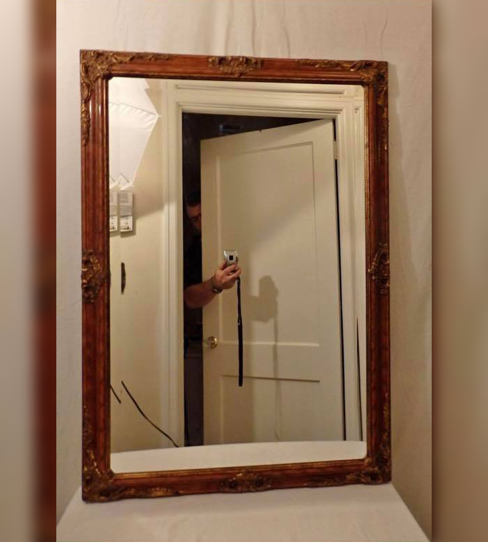 20 забавных фотографий людей, пытающихся сфотографировать зеркала, которые они продают