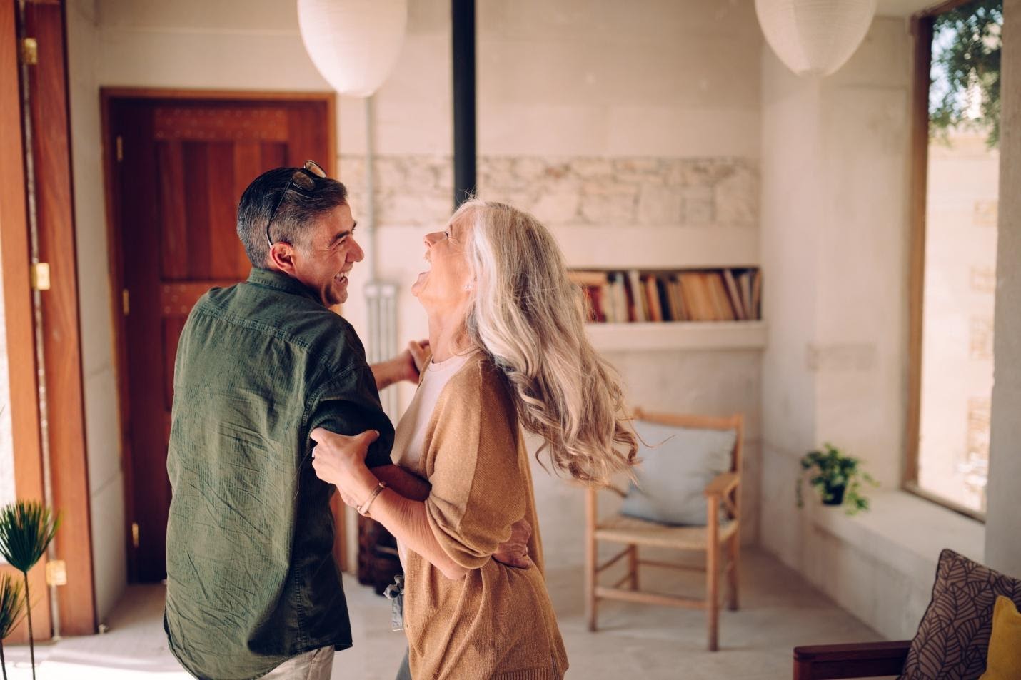 17 Expert Tips To Keep Your Marriage Strong And Blooming During Quarantine