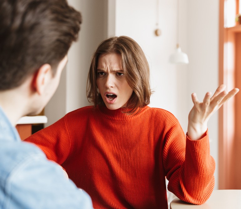 8 Clear Signs Your Girlfriend is Toxic