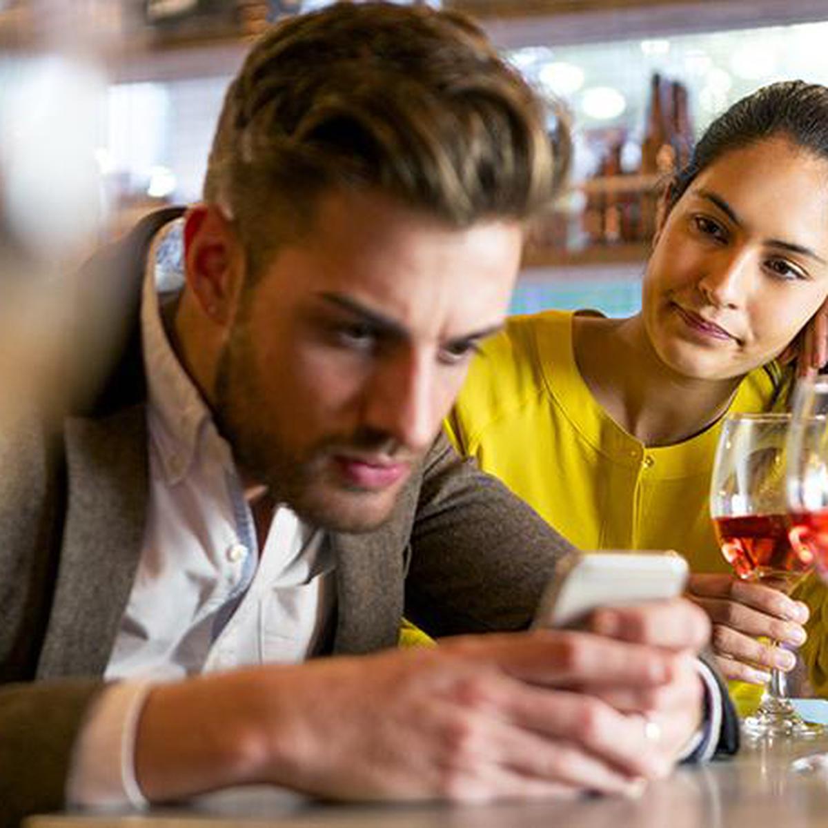 8 Frustrating Dating Behaviors That Need to Stop