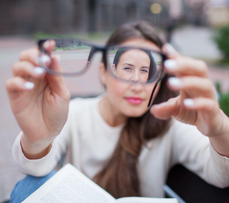 Early Signs of Macular Degeneration and How to Act on Them