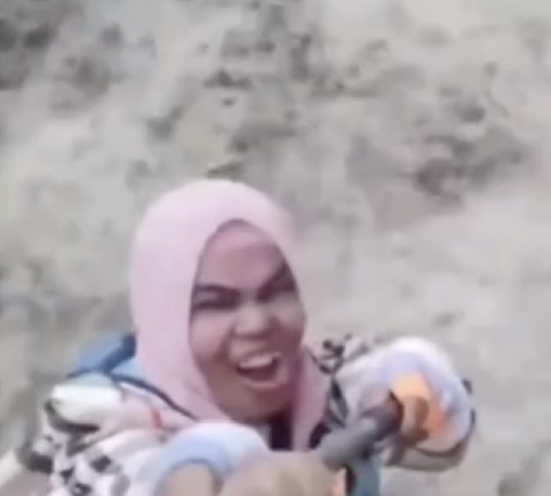 Tsunami Melanda, Selfie Diambil—Apa yang Terjadi Selanjutnya Menjadi Viral