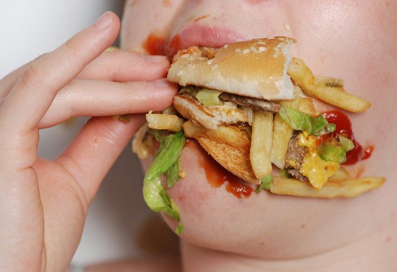 ¿Vas a tener una cita? 7 consejos para evitar que una comida se convierta en un desastre