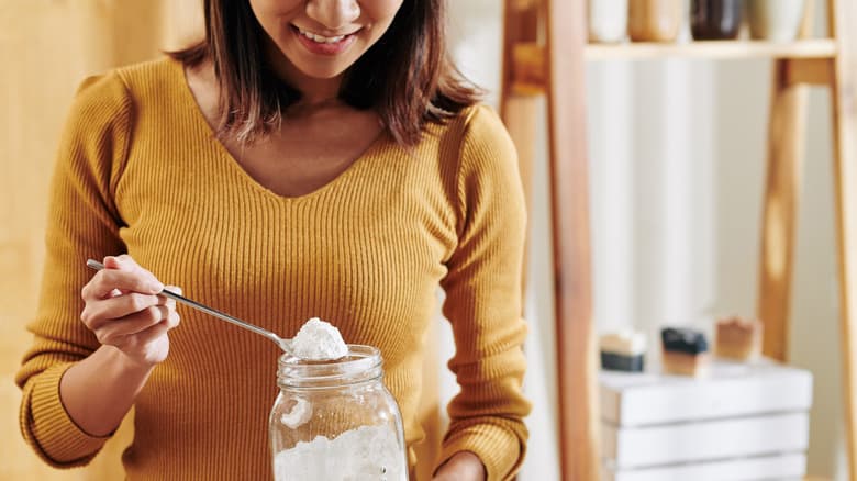 Is Baking Soda Good For Your Hair? Risks, Benefits and Safest Alternatives